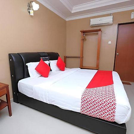 Super Oyo 707 Ayuni Hotel Бангі Екстер'єр фото