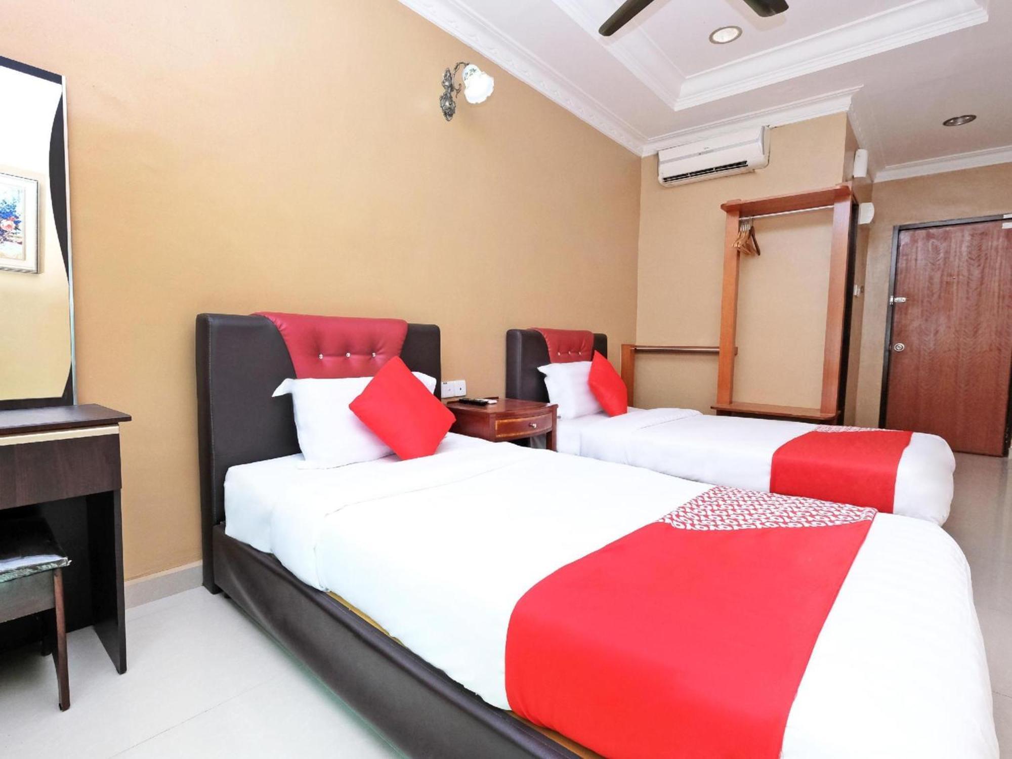 Super Oyo 707 Ayuni Hotel Бангі Екстер'єр фото