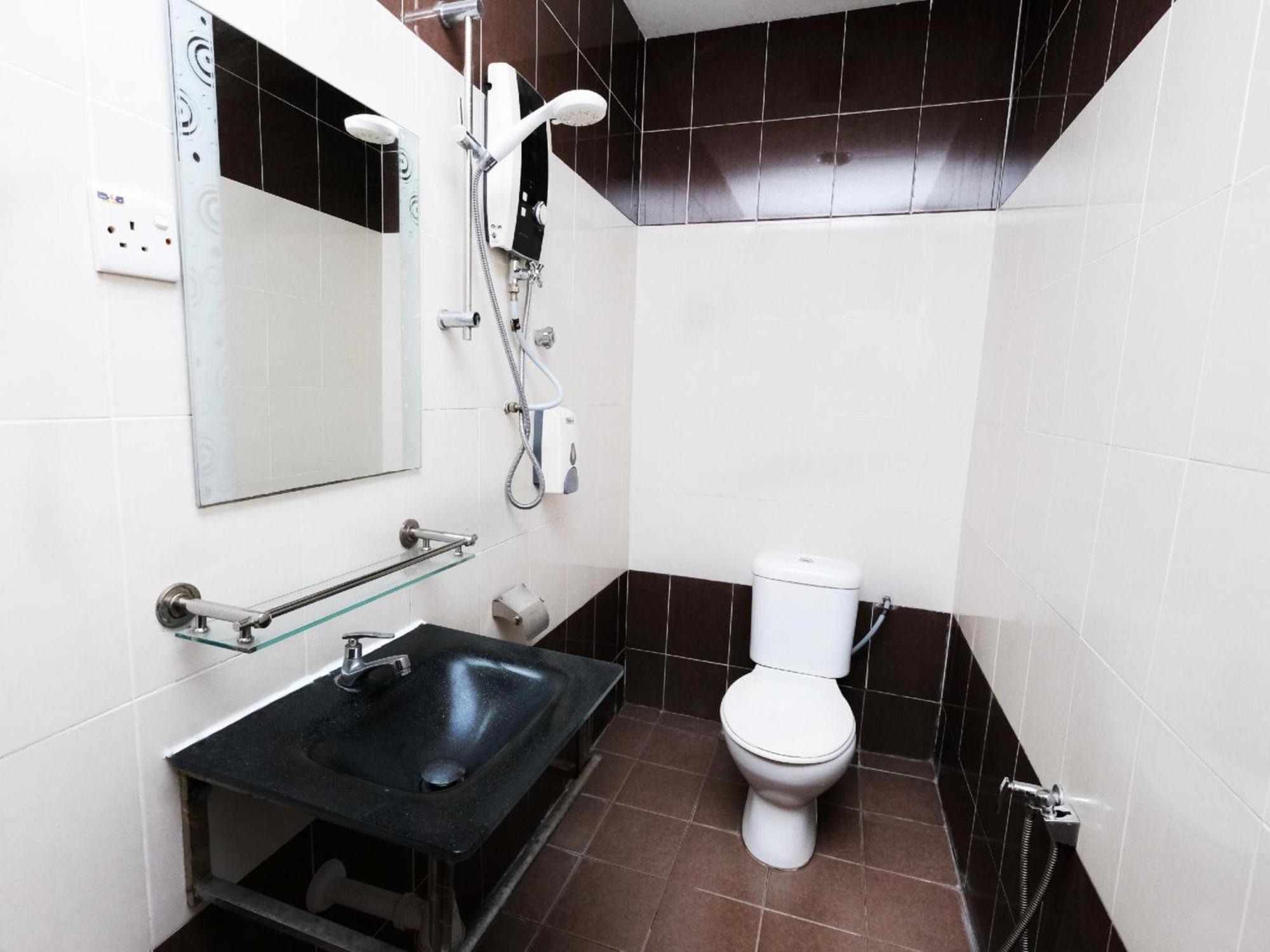 Super Oyo 707 Ayuni Hotel Бангі Екстер'єр фото