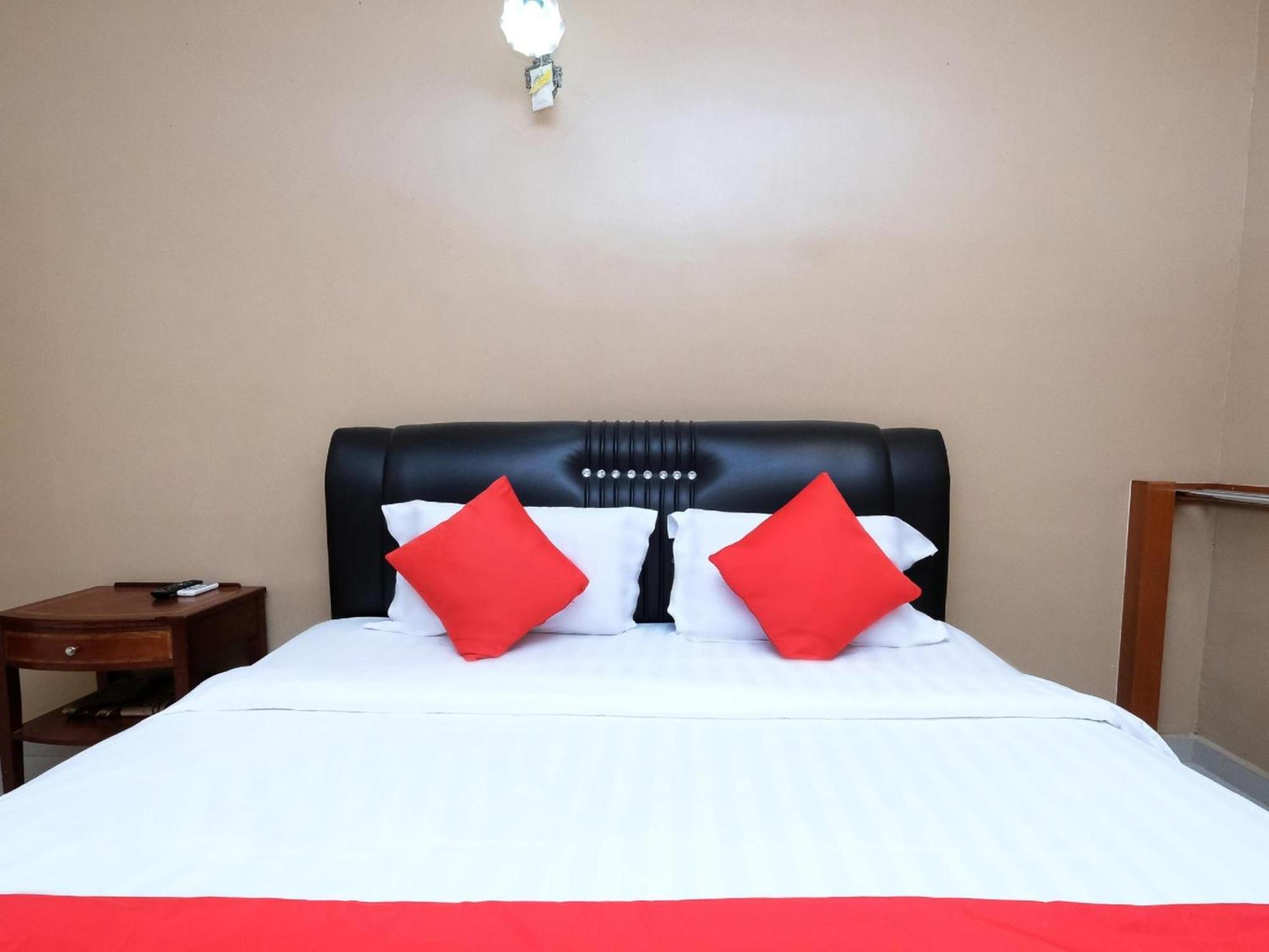 Super Oyo 707 Ayuni Hotel Бангі Екстер'єр фото