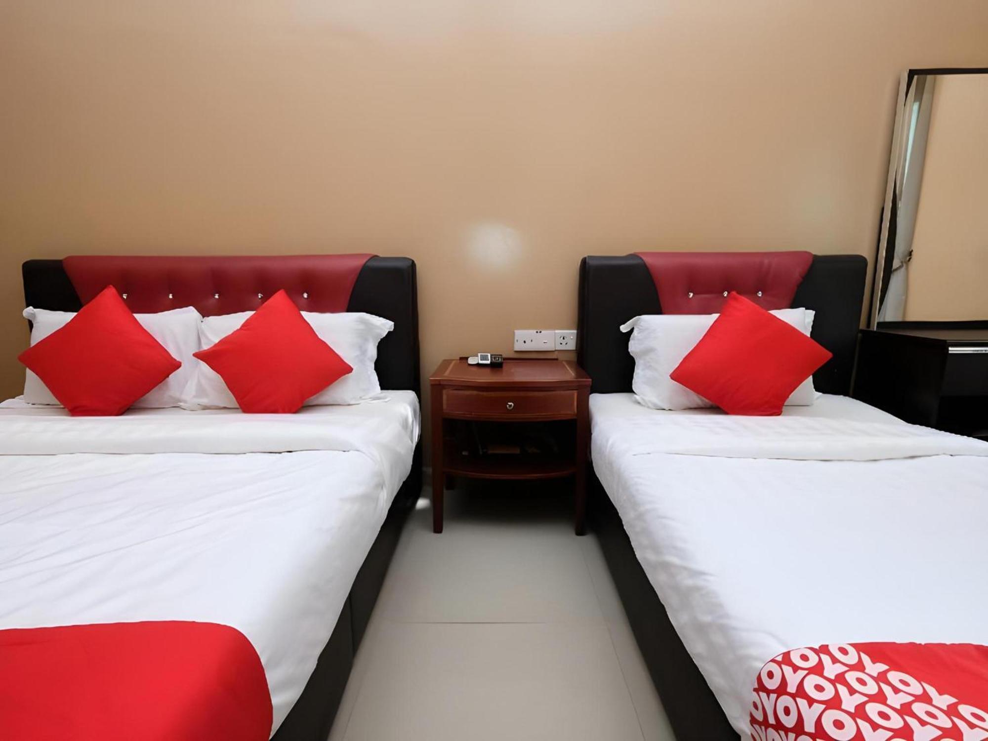 Super Oyo 707 Ayuni Hotel Бангі Екстер'єр фото