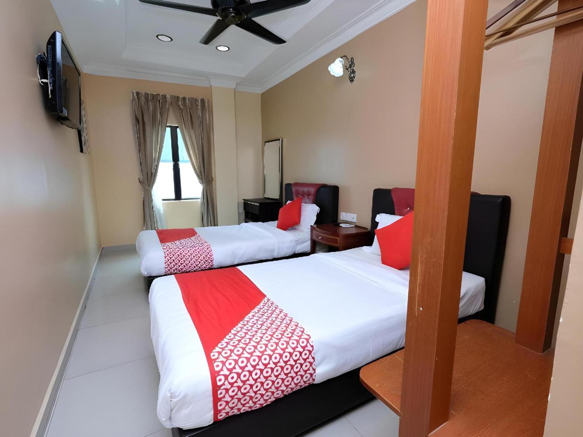 Super Oyo 707 Ayuni Hotel Бангі Екстер'єр фото