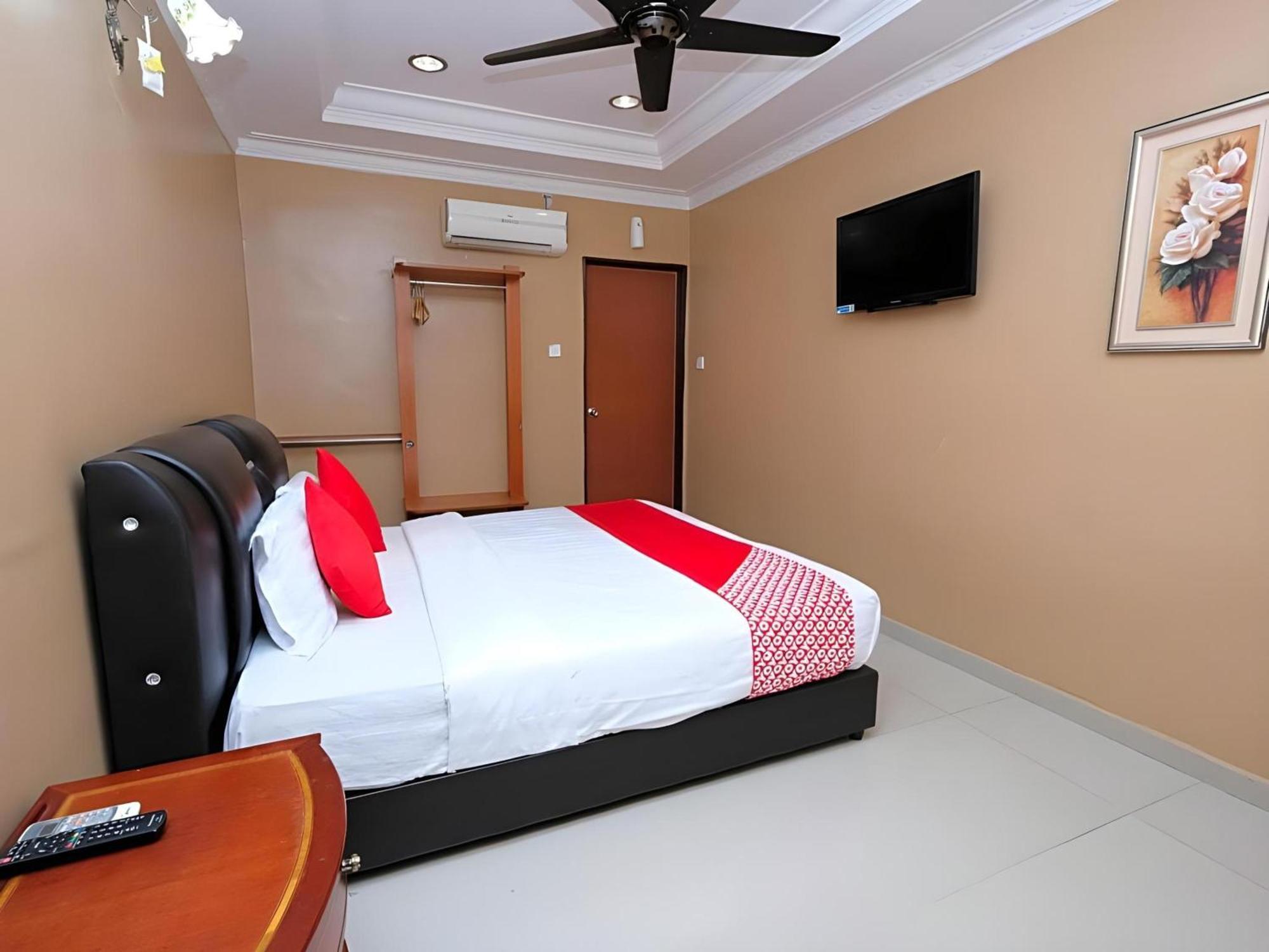 Super Oyo 707 Ayuni Hotel Бангі Екстер'єр фото
