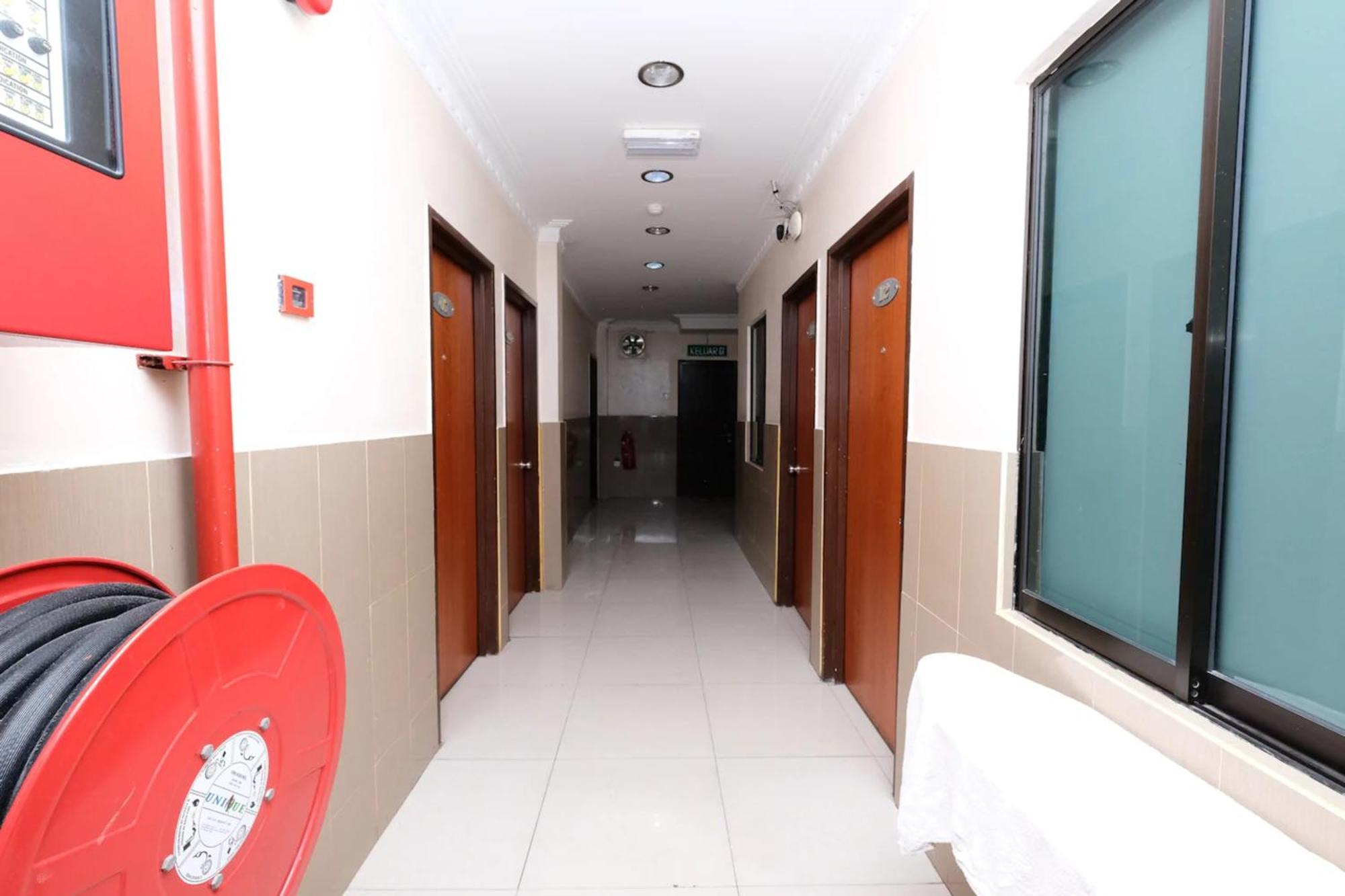 Super Oyo 707 Ayuni Hotel Бангі Екстер'єр фото
