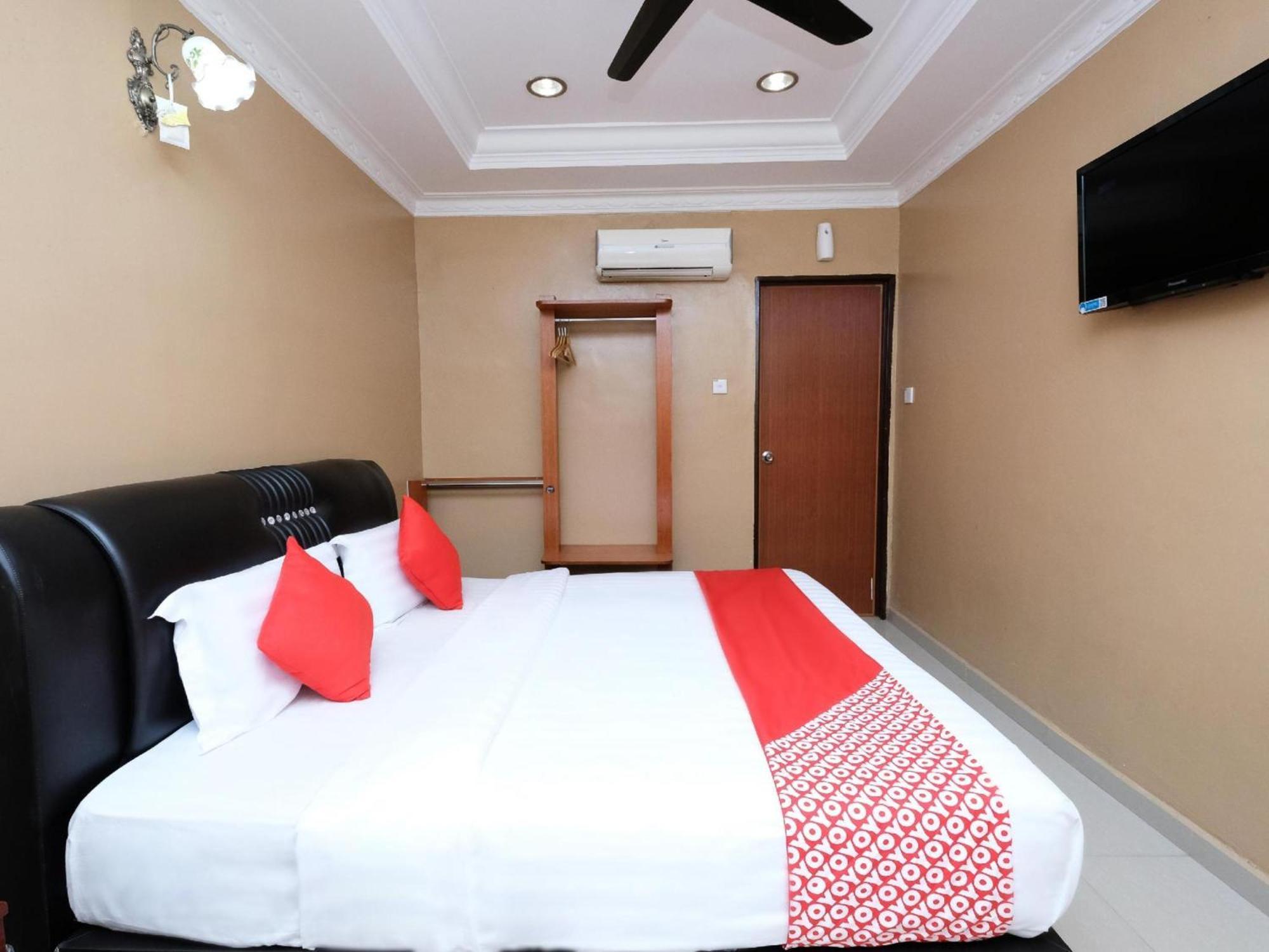 Super Oyo 707 Ayuni Hotel Бангі Екстер'єр фото