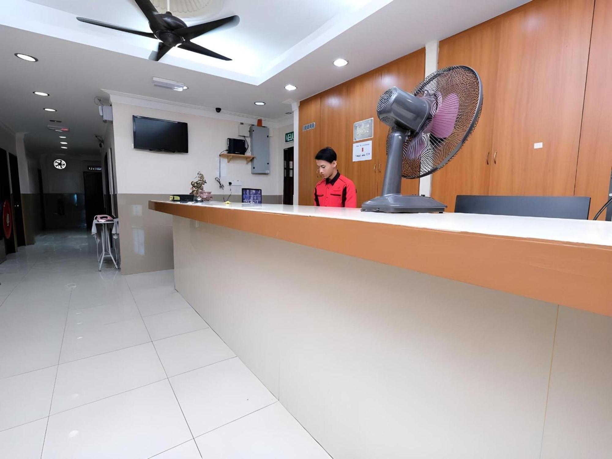 Super Oyo 707 Ayuni Hotel Бангі Екстер'єр фото